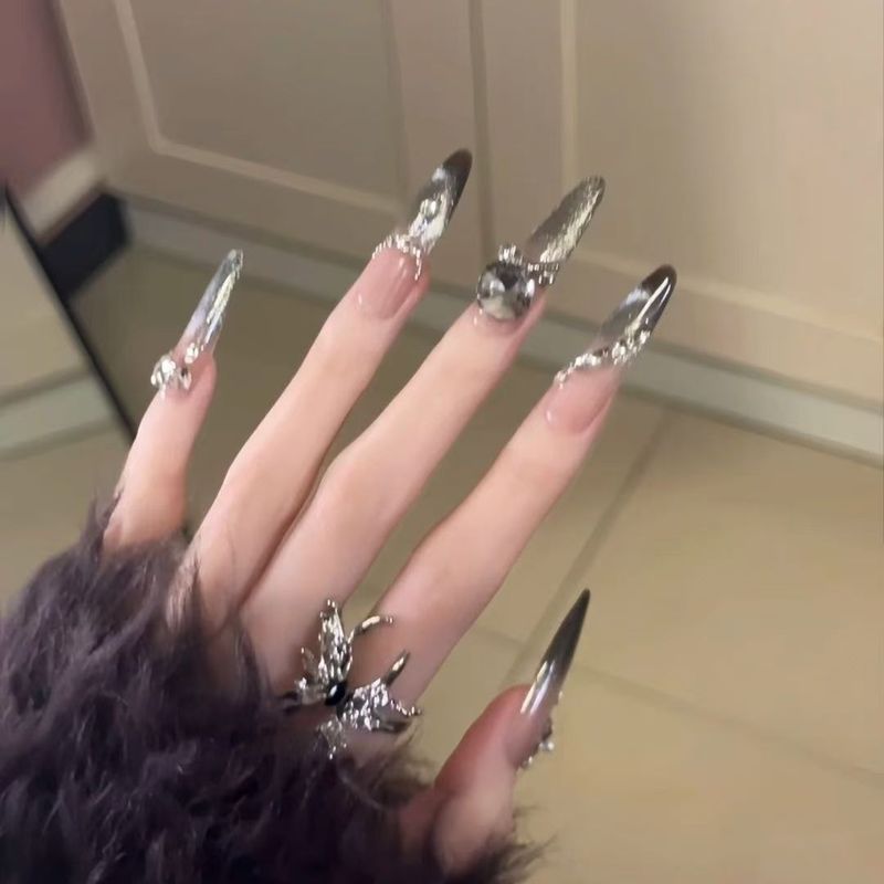 Tragen Sie die luxuriöse, glitzernde French Springtime Black Chocolate Cat-Eye-Maniküre der Prinzessin im dunklen und aufhellenden Weiß._voghion.com