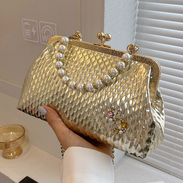 2023 Borse a tracolla di minoranza francese da donna di lusso Borse a tracolla in oro Moda Catena di perle Clip di conchiglia Piccola borsa Eveing Clutch_voghion.com