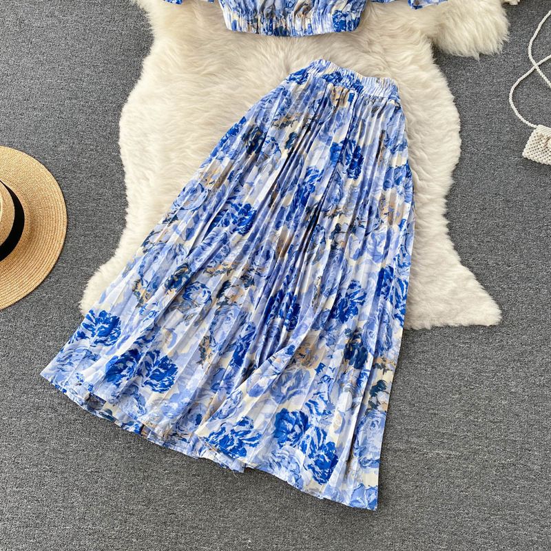 Completo da donna in stile resort, con monospalla, top a tubino a maniche corte e gonna a pieghe, due pezzi_voghion.com