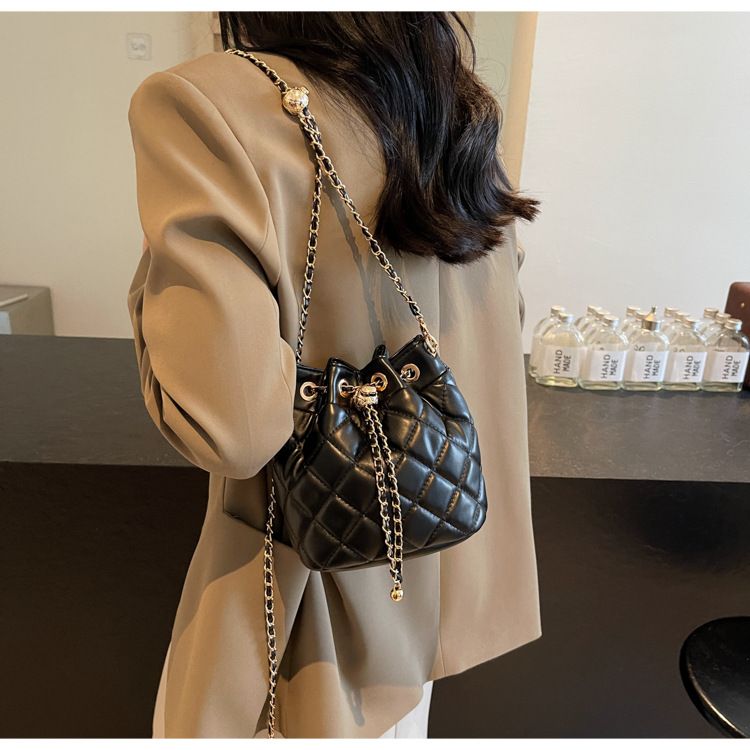 Damen Bucket Bag Diamond Chain Crossbody Bag Kleine Bucket Bag mit Kordelzug Leichte, luxuriöse, runde Bucket Bag Umhängetasche Crossbody Bag Frau_voghion.com