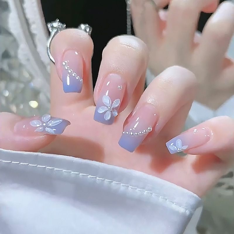 Reiner Wunsch, eisblauen Kamelienlack, Perlenblütenaufhellung und fertigen Nagellack zu tragen_voghion.com