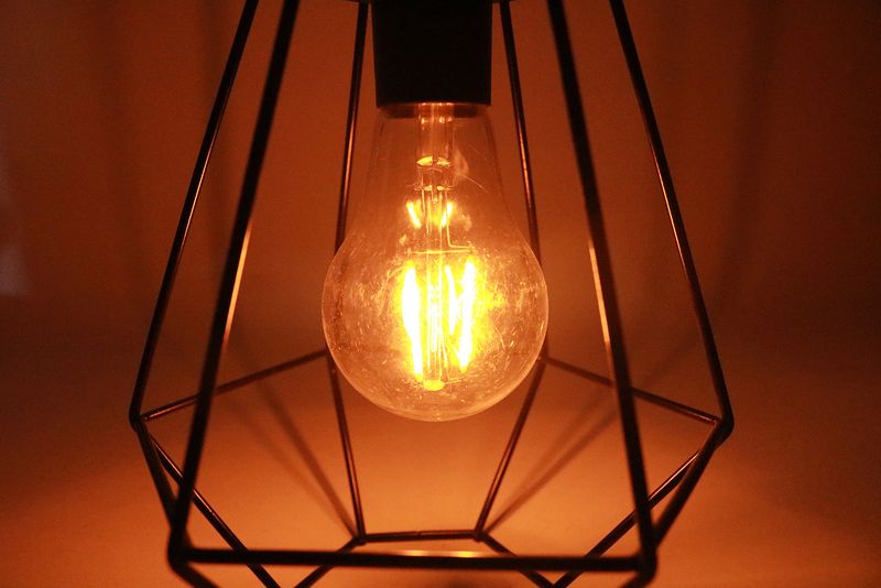 Lanterne solari da giardino - Luci decorative da appendere e da terra per esterni, patio, cortile, vialetto (bianco caldo, struttura in ferro)_voghion.com