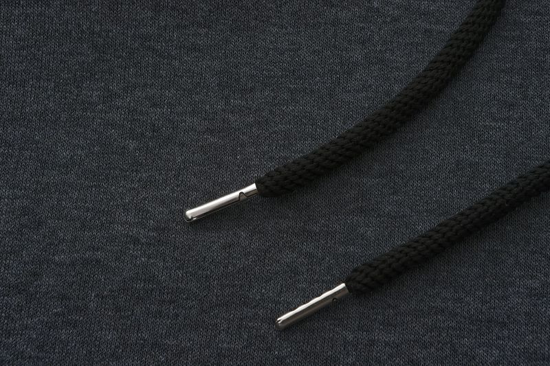 Új, menő férfi kapucnis pulóver, színes blokkokkal, sapkacímkével és menetes húzózsinórral._voghion.com