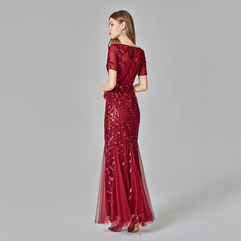 Abito da sera a sirena con paillettes e rete aderente, primavera/estate 2024, modello Banquet Host, da donna_voghion.com