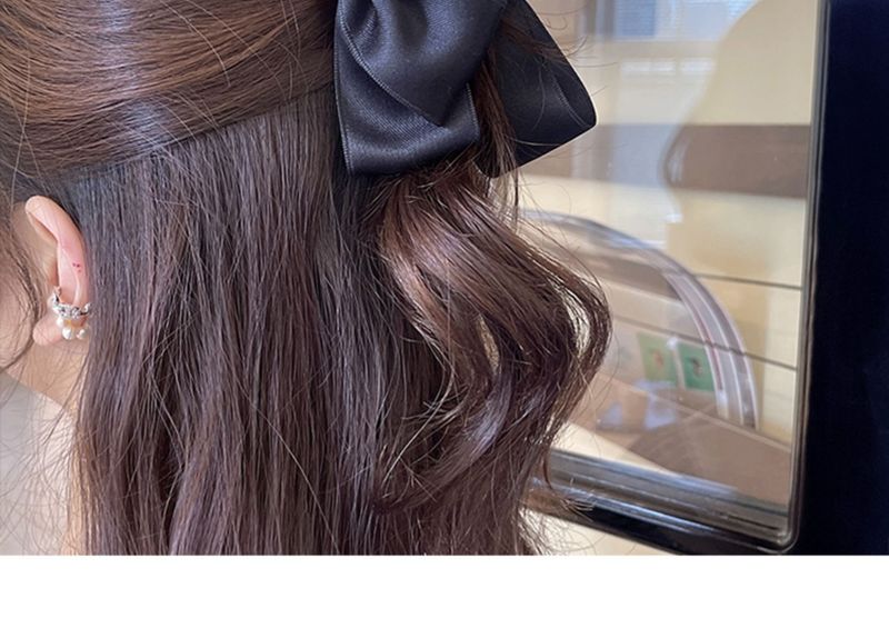 Haarspange mit Schleife, Temperament, Perle, große Schleife, Premium-Haifisch-Clip, Kopfbedeckung, Haarnadel am Hinterkopf einer Frau_voghion.com
