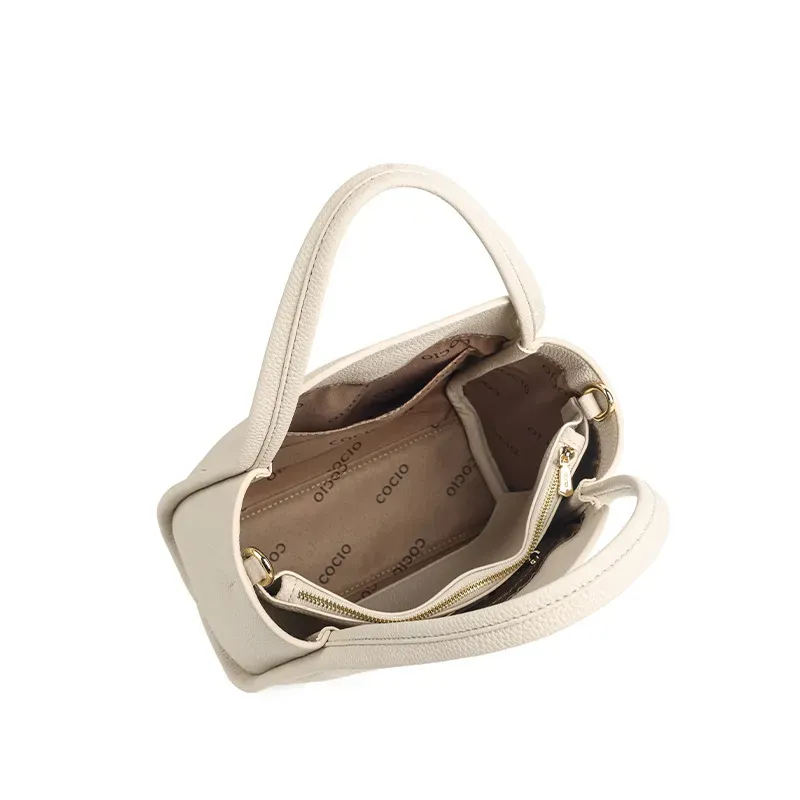 Borsa a tracolla versatile da portare a mano per l'estate, firmata COCIO, con caratteristiche multifunzionali e di alta qualità._voghion.com