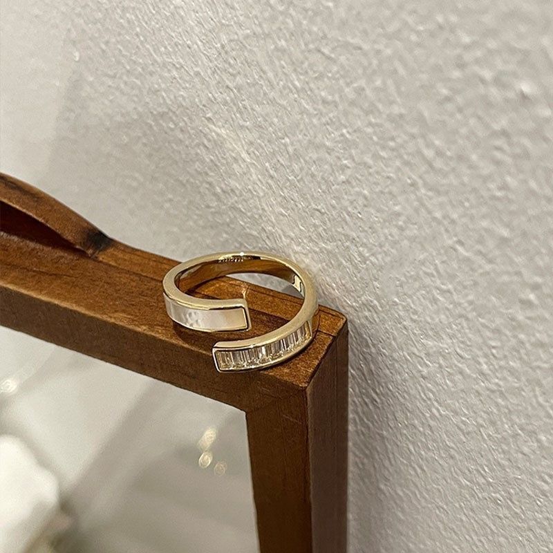 Anello regolabile aperto con faccina sorridente smaltata azzurra, simbolo della personalità hip hop, stella portafortuna_voghion.com