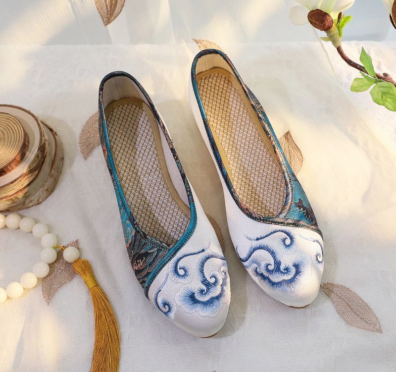 Damenschuhe Frühlings-Cheongsam im neuen Stil, spitze Tanzschuhe für Damen im Retro-Look, bedruckte alte Stoffschuhe_voghion.com