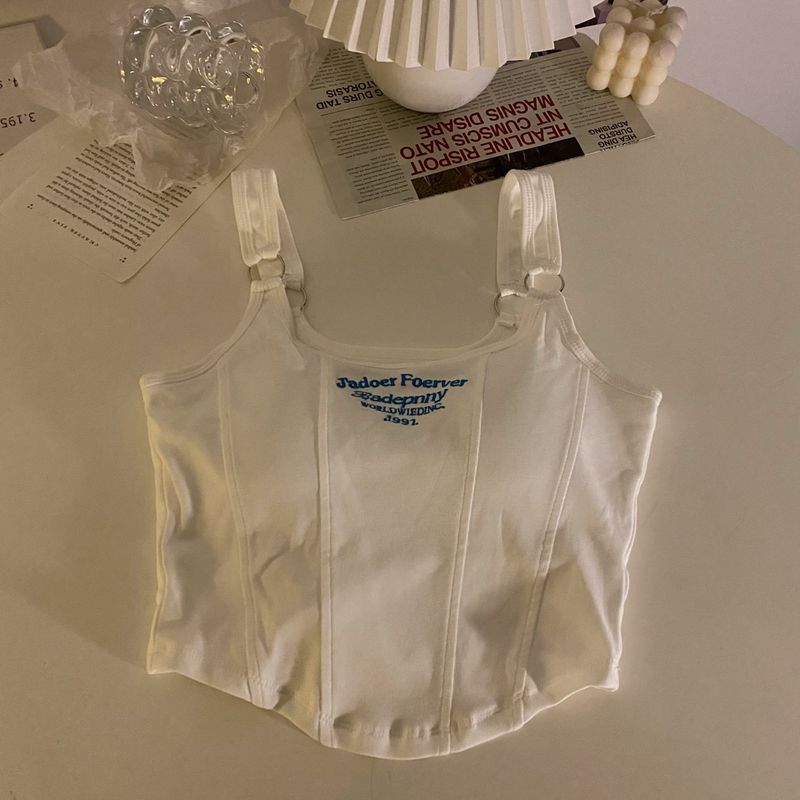 Kuuma tüdruku kevadsärgi tikitud kirjaga kitsas lõige ja rinnahoidjaga ülaosa_voghion.com