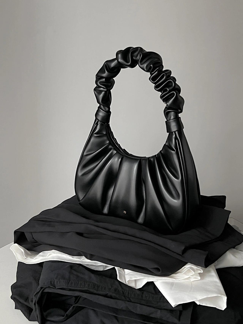 Mene tuulisiin paikkoihin, Liu Yifei. Saman tyylinen JW Cloud Bag, pehmeän nahkainen. Kädessä pidettävä kainalolaukku laskoksilla._voghion.com