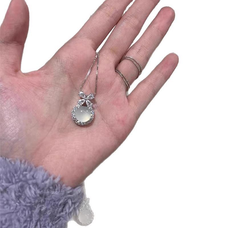 Collana con midollino di giada bianca trasparente a forma di farfalla per donna, versatile, di alta qualità, leggera e di lusso, di nicchia, in stile Ins._voghion.com