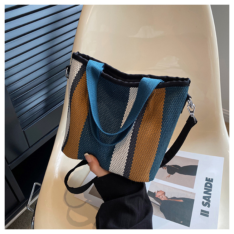 2023 nuova vendita calda contrasto colore tendenza urbana semplice moda versatile borsa con coulisse tasca a righe borsa di tela borsa a tracolla_voghion.com
