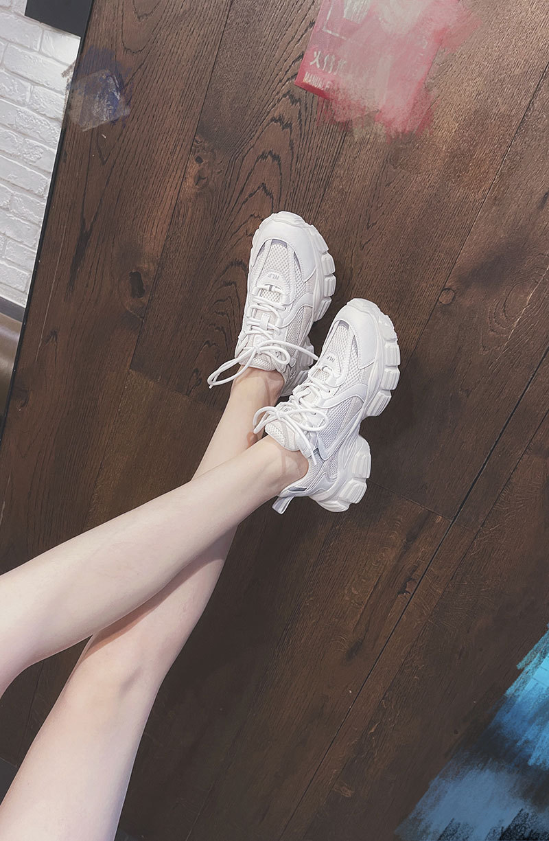 2023 Nouveau printemps et été Daddy Shoes Surface en maille pour femmes Augmentation du cuir fond épais léger all-match chaussures blanches fines respirantes_voghion.com
