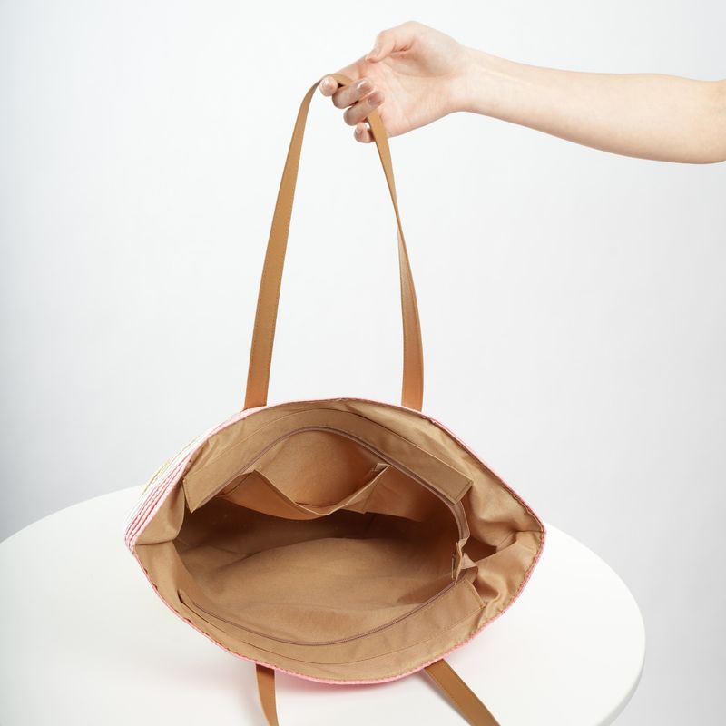 Große Tragetasche aus Stroh mit Streifen für den Strandurlaub_voghion.com