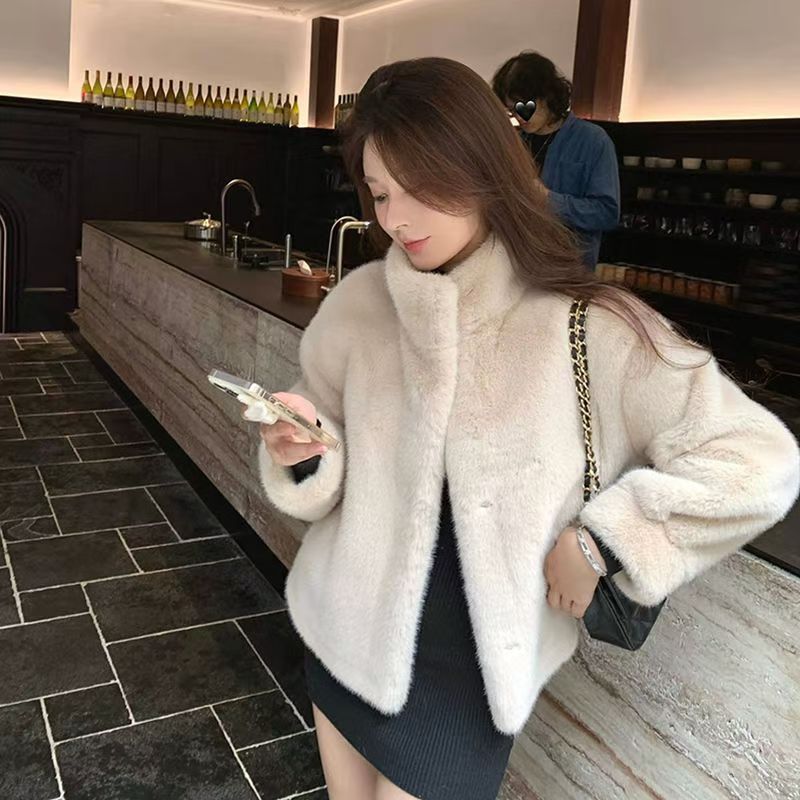 Cappotto in visone sintetico effetto velluto: la seduzione invernale corta e comoda (colletto alto, glamour cruelty-free per piccole e potenti)_voghion.com