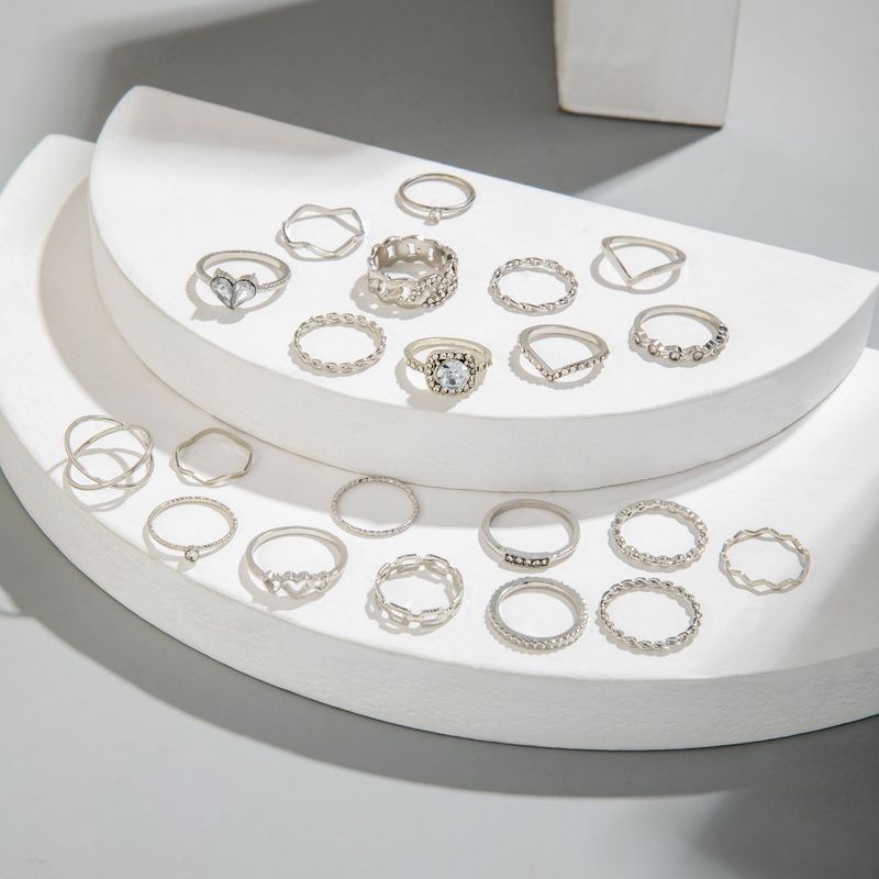 Anello a croce geometrica alla moda con cuore di diamanti intarsiato a vento e incastonato in più giunzioni_voghion.com