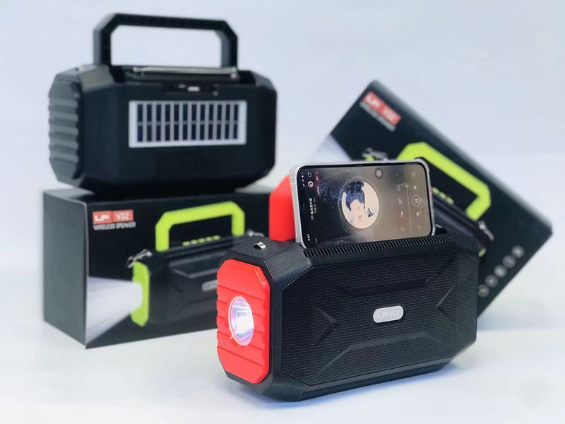 Bluetooth LP-V32 multifunktionell Taschenlamp FM Telefonhalter Player portable Lautsprecher Solarenergie_voghion.com