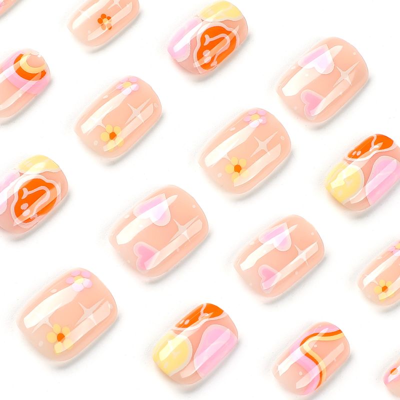 Trägt dreifarbiges Patchwork mit Wellenlinien und lächelnden Gesichtsflecken, rosa herzförmige weiße Sternennagelflecken_voghion.com