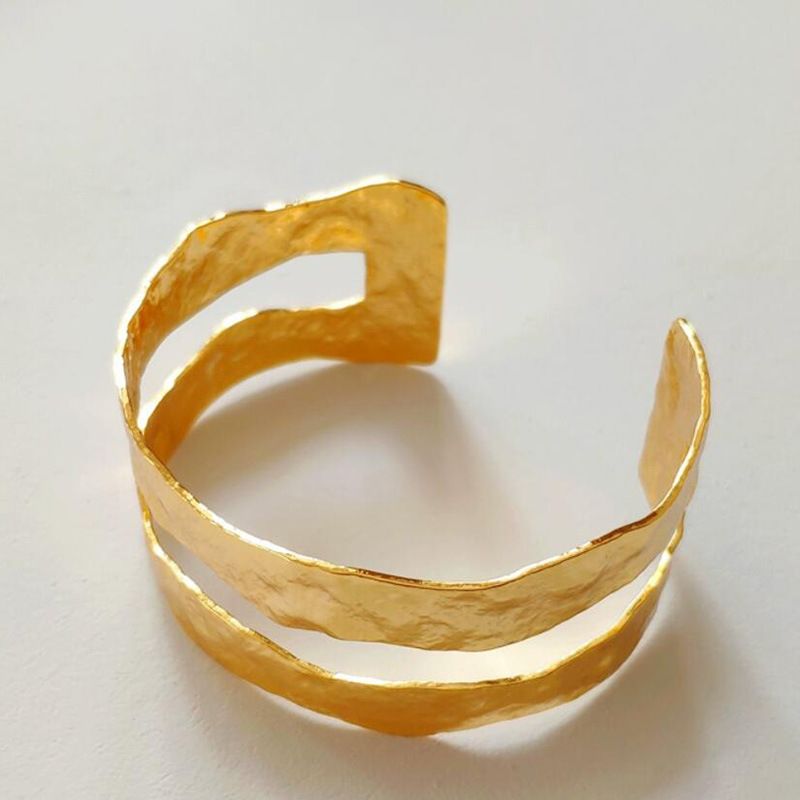 Bracciale rigido in metallo martellato irregolare per donna, gioielli alla moda, braccialetti punk, accessori all'ingrosso, nuovi stili senza tempo 2023443_voghion.com