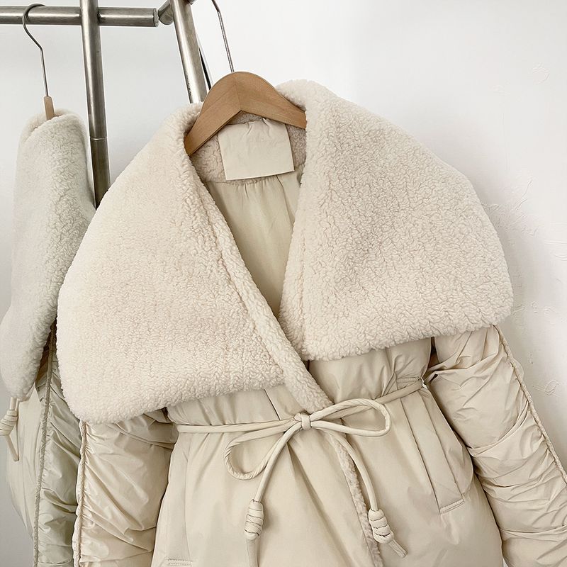 "Damen Slim-Fit Lammwolle & Daunenjacke – Wintermantel mit Spitzenbesatz (Einheitsgröße, Weiß/Schwarz/Braun)"_voghion.com