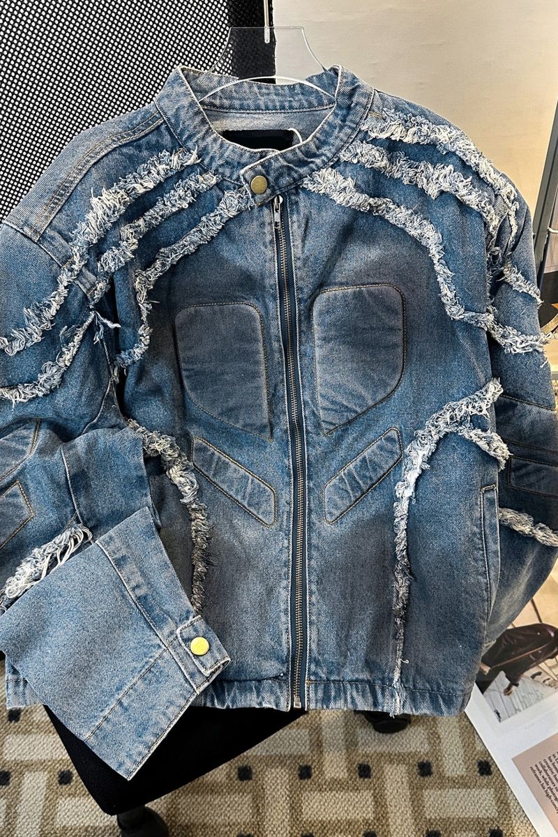 Herrenbekleidung: Amerikanische, strapazierfähige, kurze Jacke mit geprägten Schulterpolstern, robuste, im Retro-Stil gehaltene Denim-Reitjacke mit Stehkragen und rohen Kanten_voghion.com