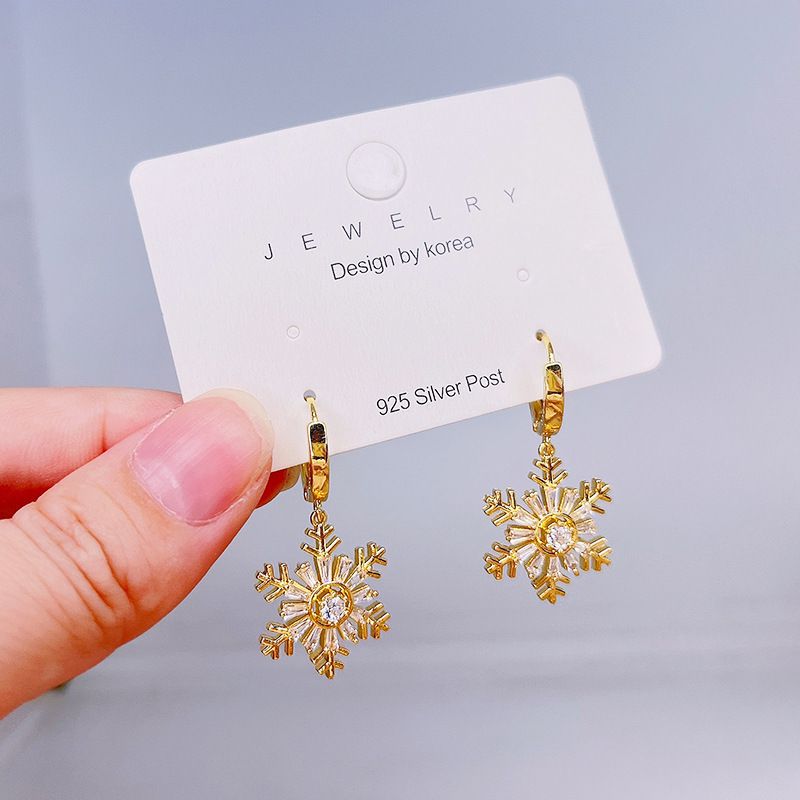 Boucles d'oreilles asymétriques de Noël | Motif flocon de neige coloré et grelot | Pendentif renne à long pompon | Bijoux de déclaration festifs | Noël parfait_voghion.com