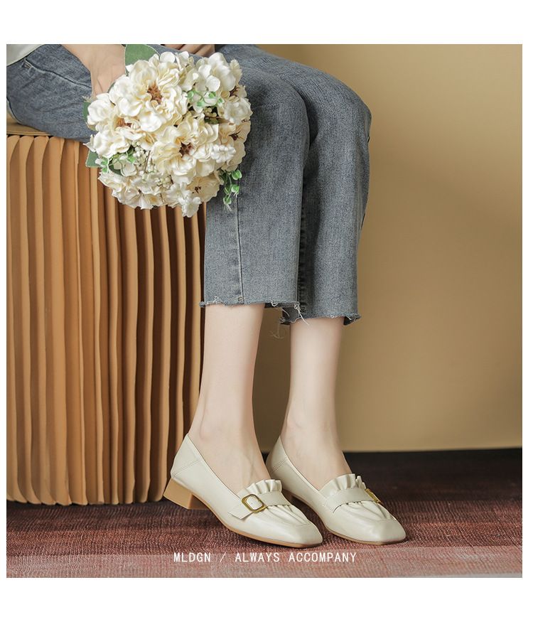 Schuhe mit quadratischer Spitze und dickem Absatz für Damen, Herbst 2024, neue quadratische Schnalle, plissierte, vielseitige, flache Öffnung, mittlerer Absatz, Oma-Schuhe, Damen-Arbeitsschuhe_voghion.com