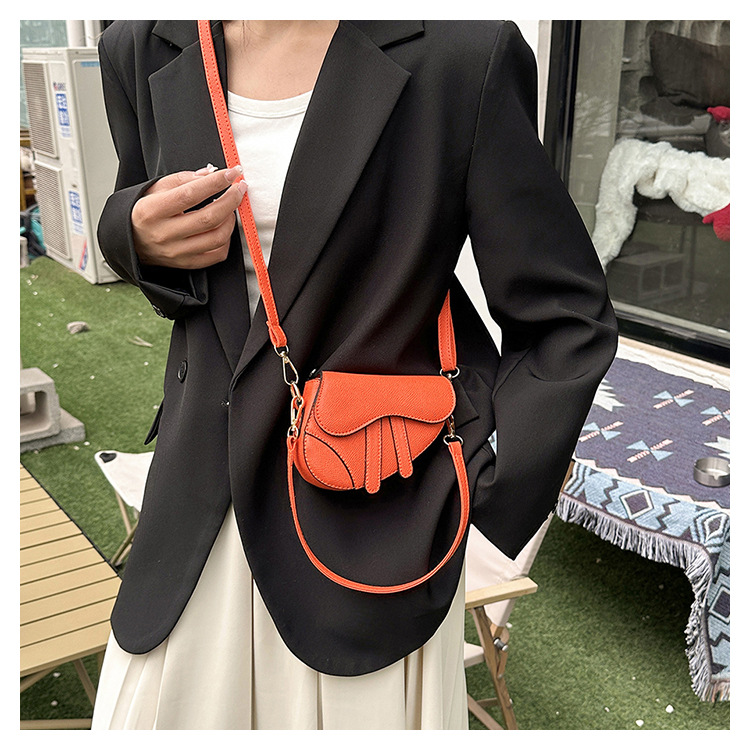 Borsa da sella con struttura alla moda con tracolla incrociata semplice da donna dal design piccolo 2024 nuova estate da donna_voghion.com