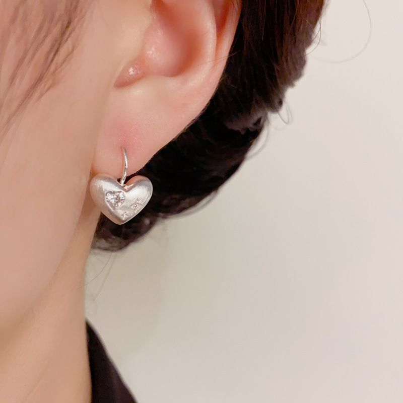 Orecchini versatili, dolci e alla moda, in stile coreano, semplici, in metallo argentato spazzolato, con design a forma di cuore._voghion.com