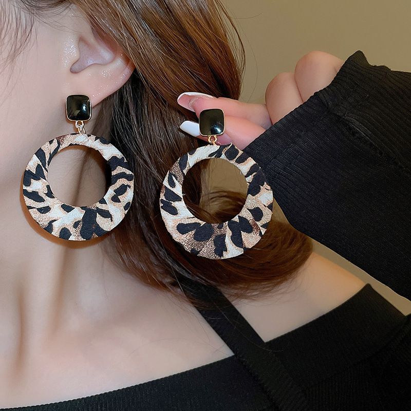 Boucles d'oreilles à tige polyvalentes en forme de cercle géométrique à imprimé léopard avec aiguille argentée_voghion.com