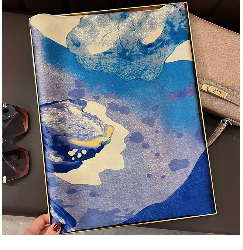 Sciarpa quadrata esterna da donna con piccolo fiore fresco blu e bianco in seta con protezione solare e temperamento da spiaggia_voghion.com