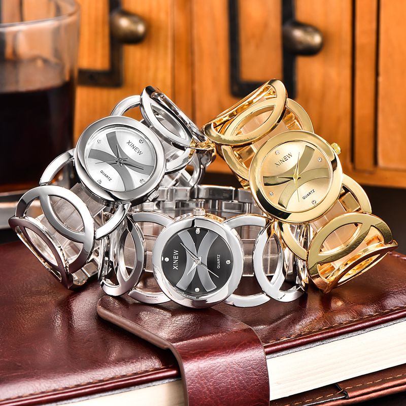 Elegante Damen-Quarzuhr mit Edelstahlarmband und ineinandergreifenden Ringen – modisches rundes Zifferblatt, 28-mm-Gehäuse, wasserdicht_voghion.com