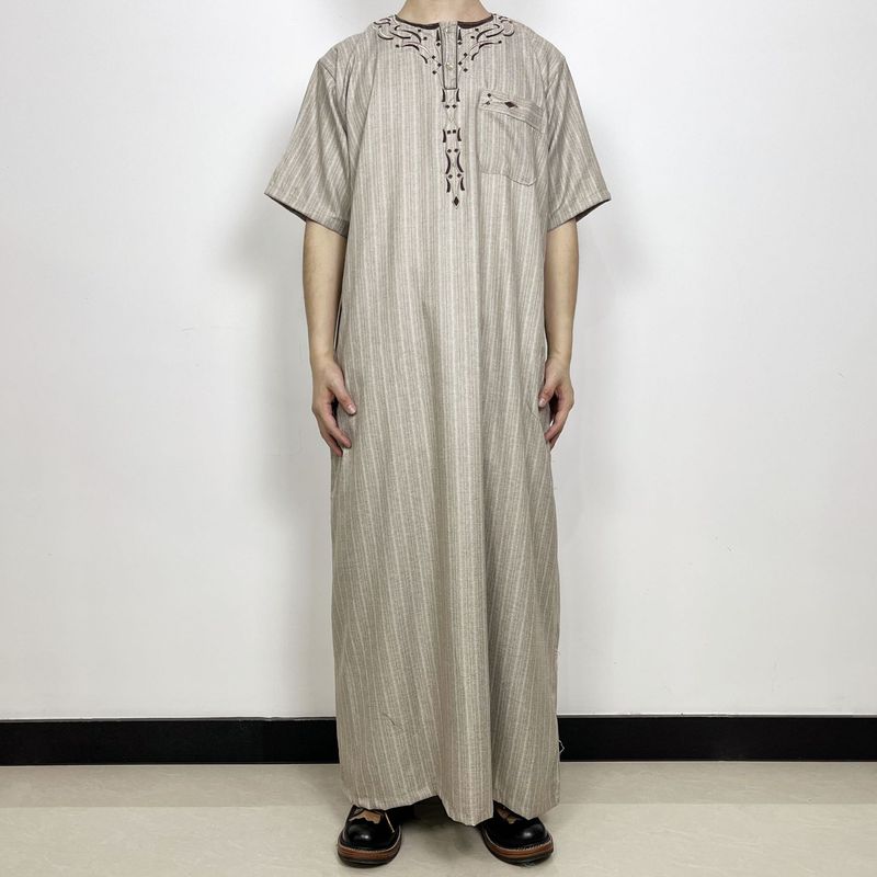 Roupas masculinas, robe marroquino bordado de manga curta com gola redonda e vários bolsos, robe com design quadrado_voghion.com