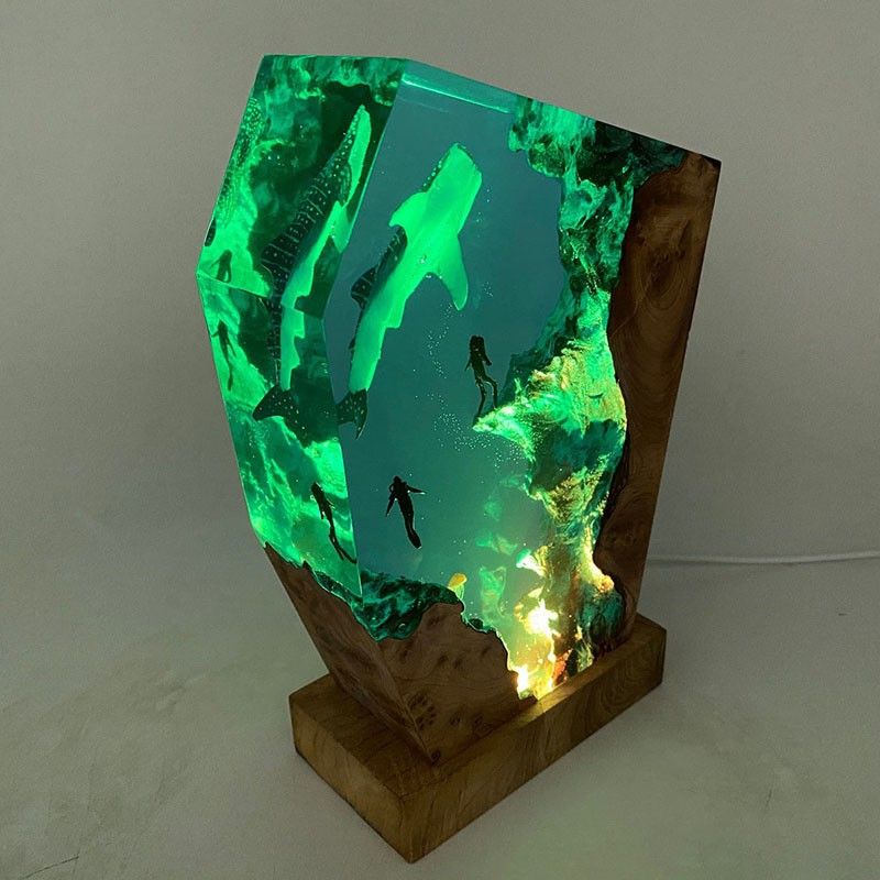 Luce notturna a forma di squalo balena, coppia di subacquei, meduse, lampada in resina epossidica, regalo di San Valentino._voghion.com