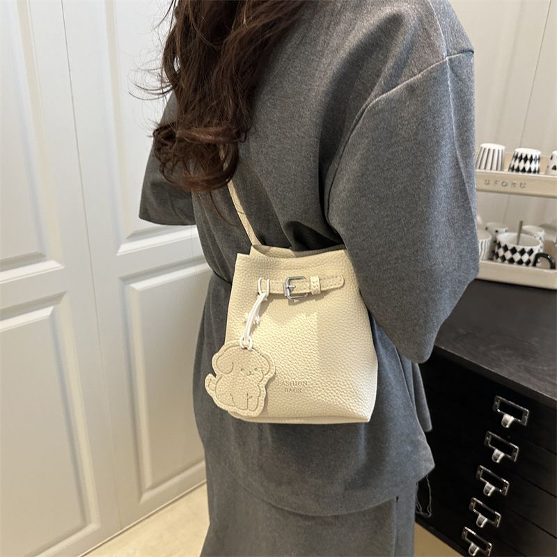 2025 New Bucket Women, Nischen-Modebewusstsein, einfache Handtasche mit kleinem Hundeanhänger, Schulter- und Umhängetasche für Frauen_voghion.com