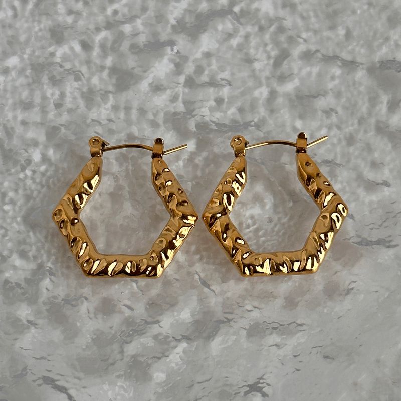 Orecchini pentagonali in rilievo retrò in acciaio al titanio di Niche INS alla moda_voghion.com