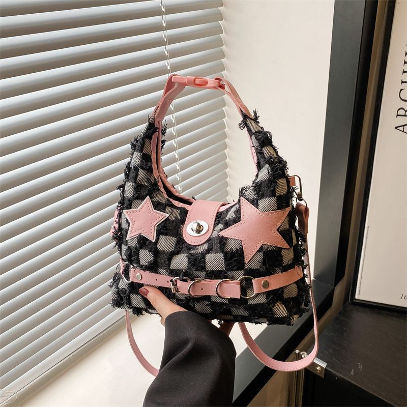 Borsa a tracolla con catena in denim casual, stile trendy, stile sexy, stile 2025, per donna_voghion.com