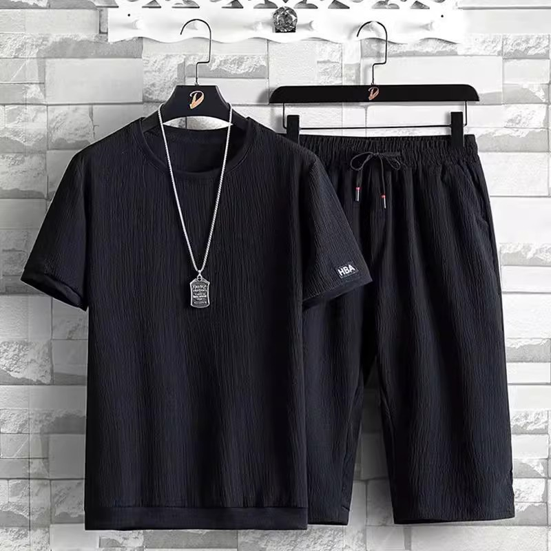 Männer Kleeder Summer Casual Sports Kostüm fir Männer, Äis Seid Kuerzmouwen T-Shirt a Shorts, e komplette Set vu Männer passende Moud Zwee-Stéck Kostüm_voghion.com