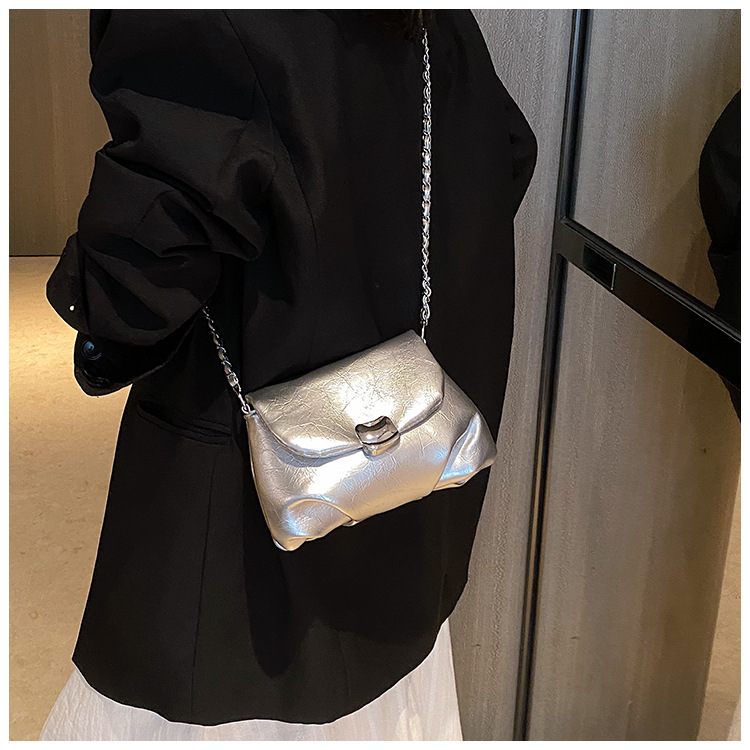Bolsa de corrente de estilo estrangeiro de alta qualidade feminina 2023, novo design de nicho, bolsa carteiro, enrugada, moderna, bolsa de ombro pequena quadrada_voghion.com