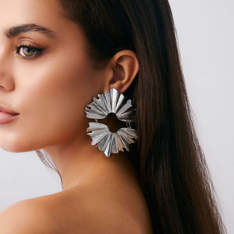 Orecchini pendenti con perle e girasole plissettati, linea di moda Ins, clip per orecchini a clip_voghion.com