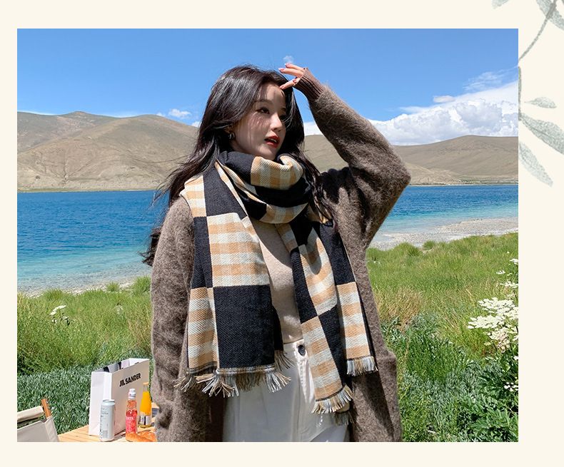 Nappa colorata per l'ufficio autunnale e invernale, scialle scozzese antifreddo che imita il cashmere, indossato con una sciarpa calda_voghion.com