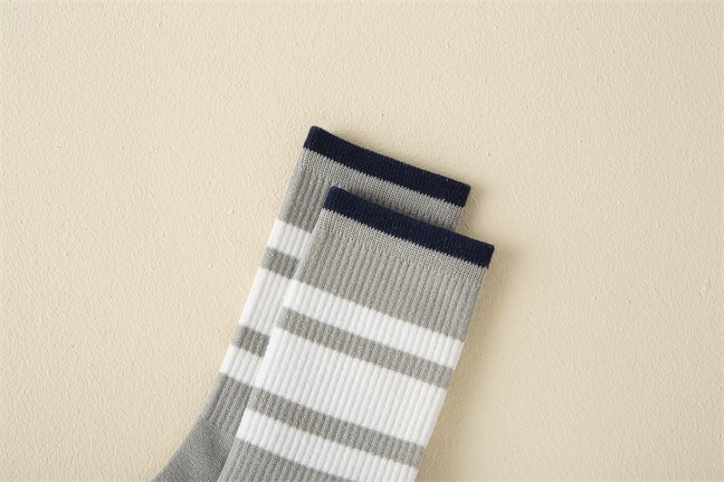 Vidēja garuma zeķes Vīriešu rudens un ziemas kokvilnas zeķes Studentu zilas bumbu sporta zeķes Garas, svītrainas, platas, vienkāršas, modernas, kontrastējošas krāsas_voghion.com