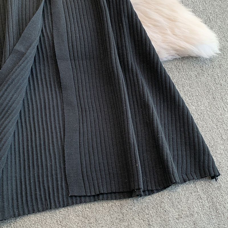 Abito da donna in maglia con colletto a bambola, in contrasto di colore, bianco e nero, elegante, con gonna lunga a coda di pesce, monopetto e vita alta_voghion.com