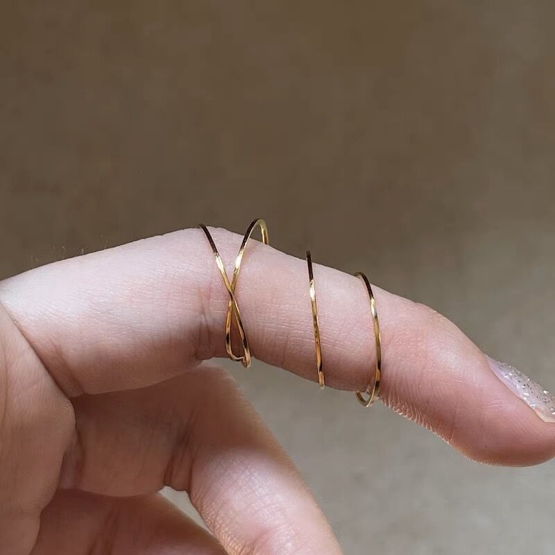 Anillo liso ultrafino de acero de titanio resistente a la decoloración, diseño de nicho femenino, anillo apilado con efecto viento frío, líneas de alta gama_voghion.com