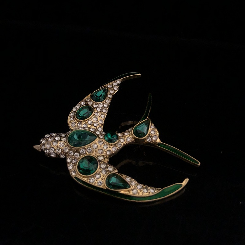 Retro paleis prachtige zwaluwbroche, smaragdgroene edelsteen en diamanten accessoires, echte vergulde platina pin, twee kleuren beschikbaar_voghion.com