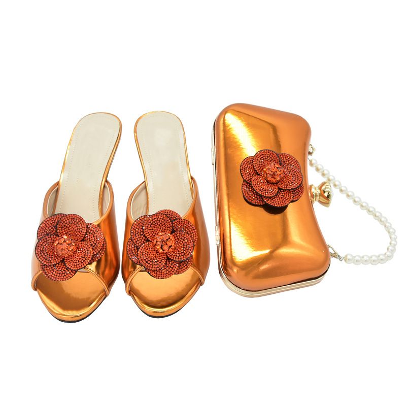 Kombinéiert den Owend mat glänzende Sandalen mat héijen Absätz a ronnem Fëschmond an engem Clutch-Set mat dräidimensionalen Decals_voghion.com
