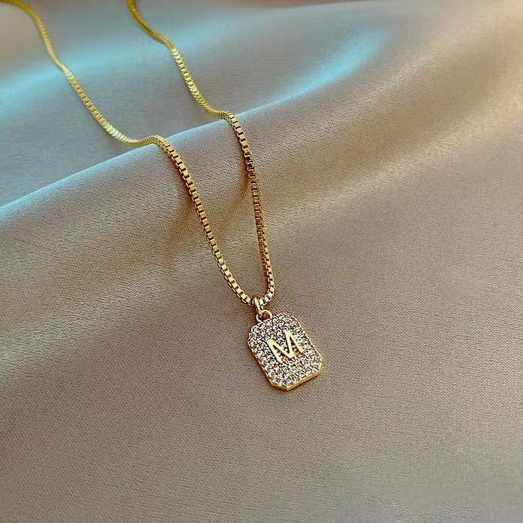 Exquis Flash Diamant Pendentif Collier Femmes; s Titane Acier Conception M Lettre Collier Tempérament Élégant Net Rouge Clavicule Chaîne Bijoux_voghion.com