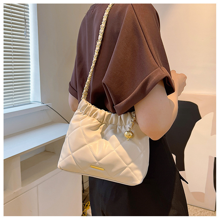 Crossbody-väska för kvinnor, mjukt läder, stor kapacitet Modeveckad kedja Axelväska Fritidsväska Crossbody-väska med dragsko_voghion.com