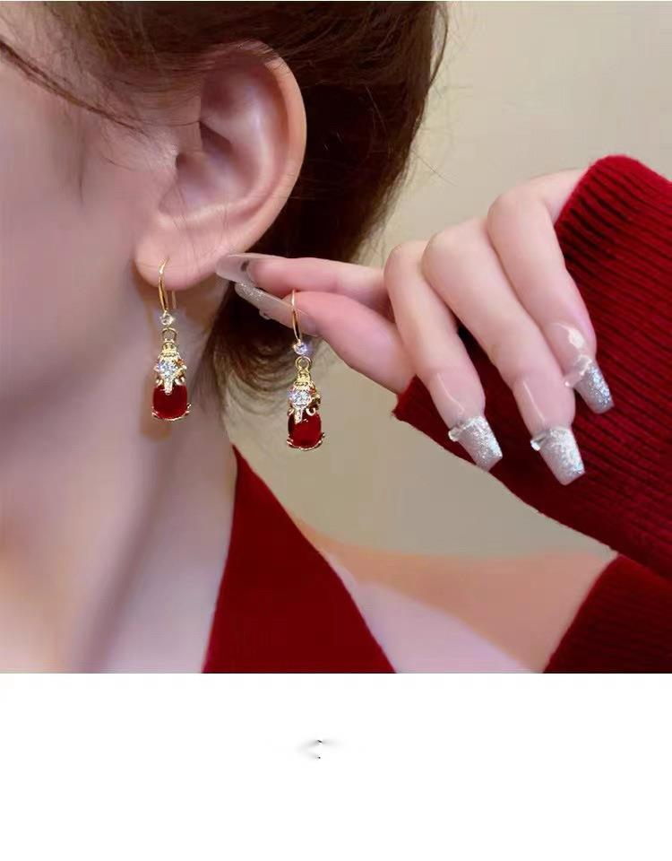 Fashionable New Chinese Antique Style PI Xiu Alloy Women's Earrings, Niche Temperament, High-end Earrings_voghion.com