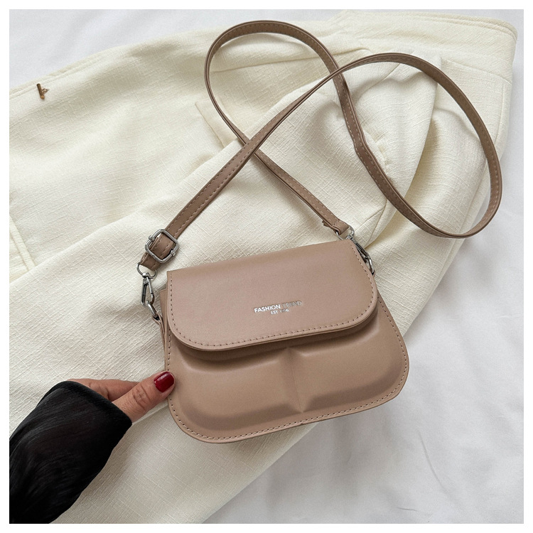 2023 sommer Neue Sattel Tasche Umhängetasche Weibliche Einfache Mode Schulter Tasche Casual Pendeln Nische Design Tasche_voghion.com